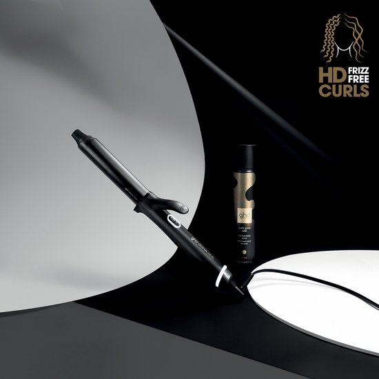 ghd Chronos Curve Classic krultang en styling product in een moderne setting. HD Frizz Free Curls.