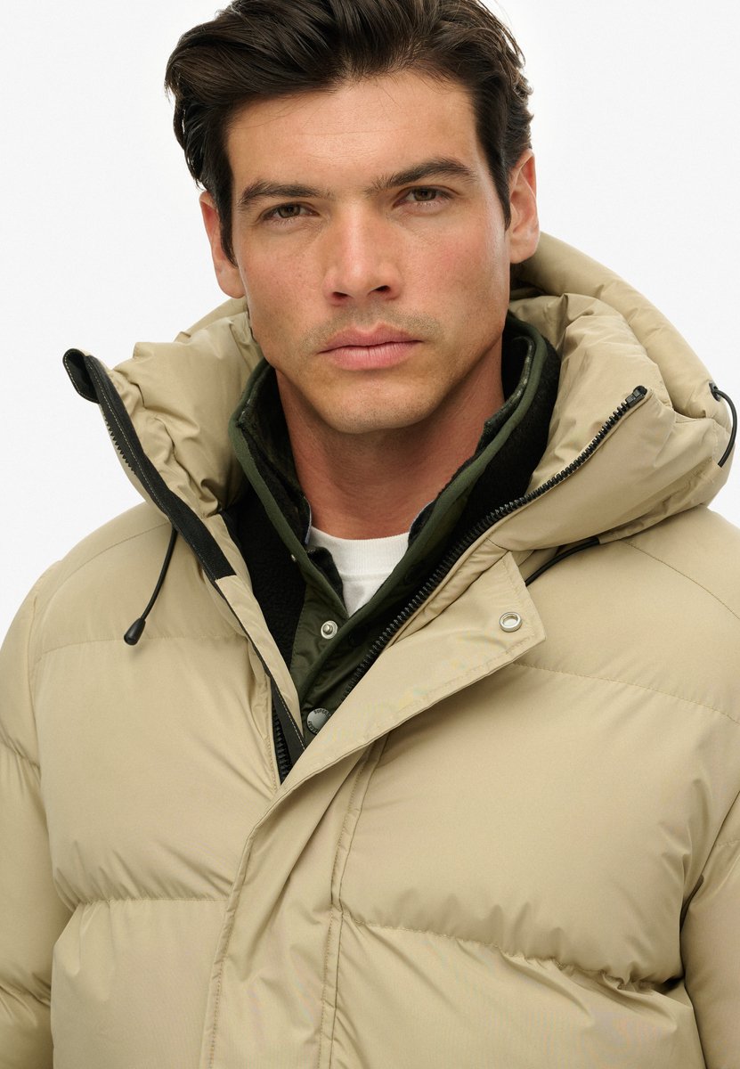 Superdry Middellange Sport Pufferjas met Capuchon Heren Gewatteerde jassen Beige