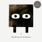 Boekomslag met een zwart vierkant personage met grote witte ogen en twee poten. 'by Mac Barnett & Jon Klassen'.