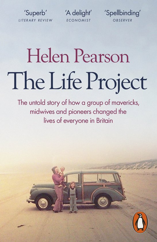 Couverture du livre 'The Life Project' de Helen Pearson. Une femme avec un bébé et un jeune enfant se tiennent à côté d'un vieux break sur une plage.