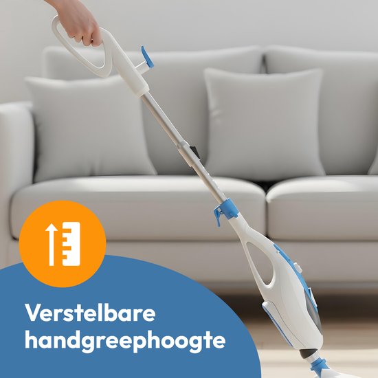 Een stoomreiniger met verstelbare handgreep in een woonkamer, met een bank op de achtergrond.