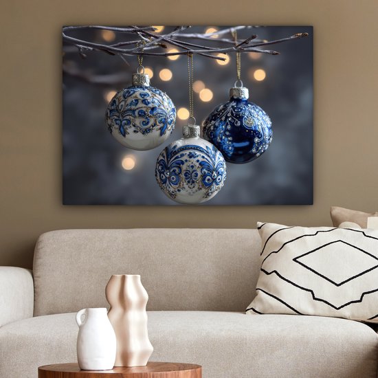 Canvas schilderij 80x60 cm - Exclusieve wanddecoratie Kerstbal - Versierd - Blauw - Muurdecoratie woonkamer - Kamer decoratie - Schilderijen op canvas - Kerstdecoratie voor binnen - Kerstversiering - Kerstmis versiering