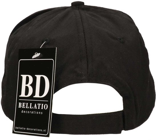 Zwarte baseballpet met een label "BD BELLATIO decorations" erop.