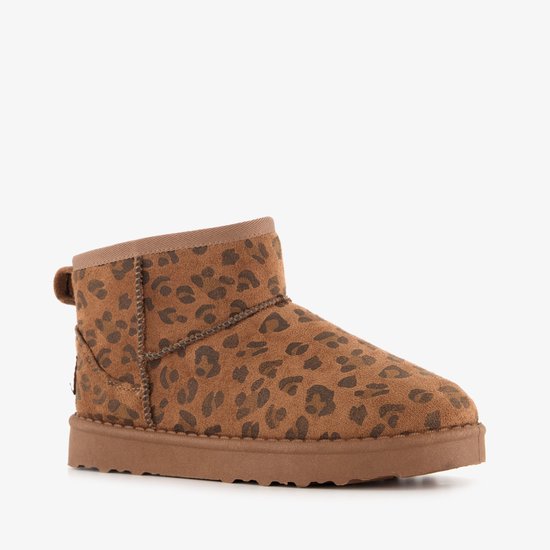 Bruine gevoerde boot met panterprint, lusje aan de achterkant en bruine zool.