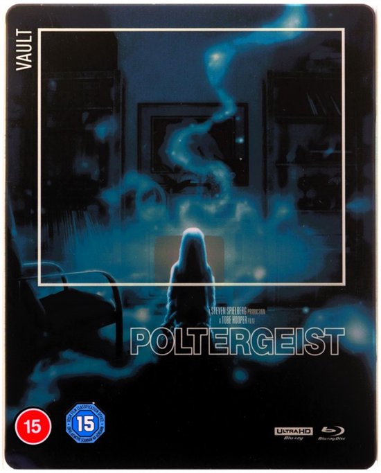Een meisje zit voor een televisie met onheilspellende blauwe rook die uit het scherm komt.