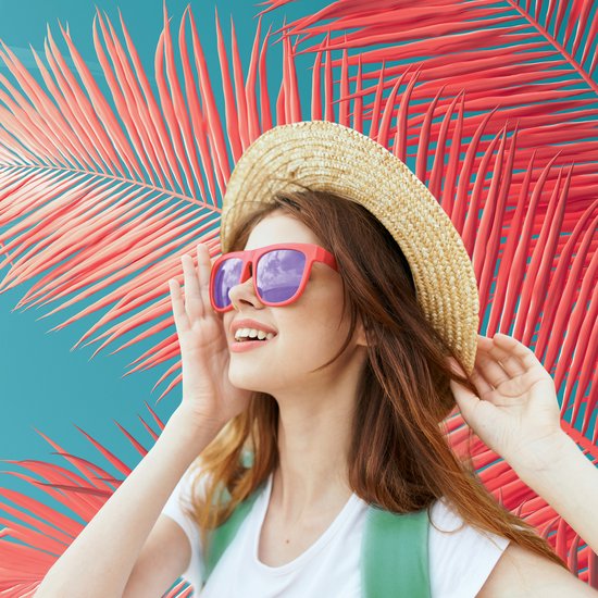 Vrouw met strooien hoed en zonnebril kijkt weg, met rode palmbladeren op blauwe achtergrond.