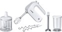Witte Bosch handmixer met accessoires: hakmolen, maatbeker en deeghaken.