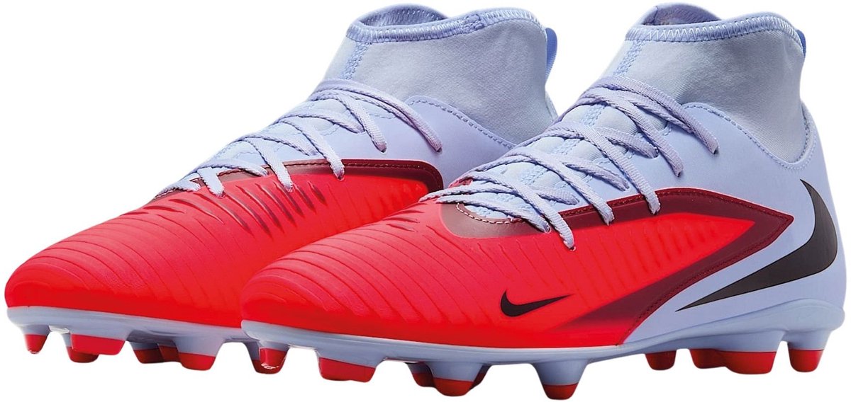 Lichtblauwe en rode Nike Phantom 6 High Club FG/MG voetbalschoenen met sokconstructie en flexibel bovendeel.