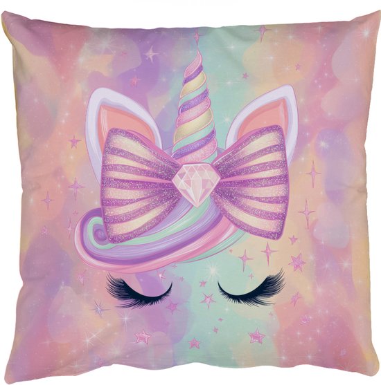 Coussin avec un visage de licorne aux couleurs pastel, une crinière arc-en-ciel, un nœud et des paillettes.
