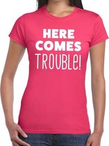 Here comes trouble tekst t-shirt roze dames XS