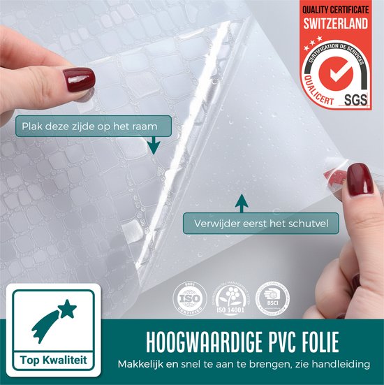 Handen tonen hoe de zelfklevende raamfolie met mozaïekpatroon wordt aangebracht. Bevat certificaten.