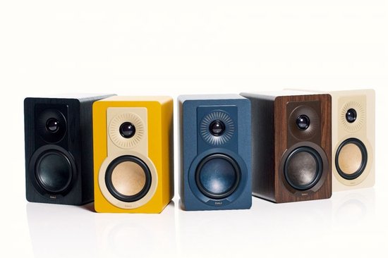 Vijf DALI speakers in verschillende kleuren: zwart, geel, donkerblauw, bruin en crème.