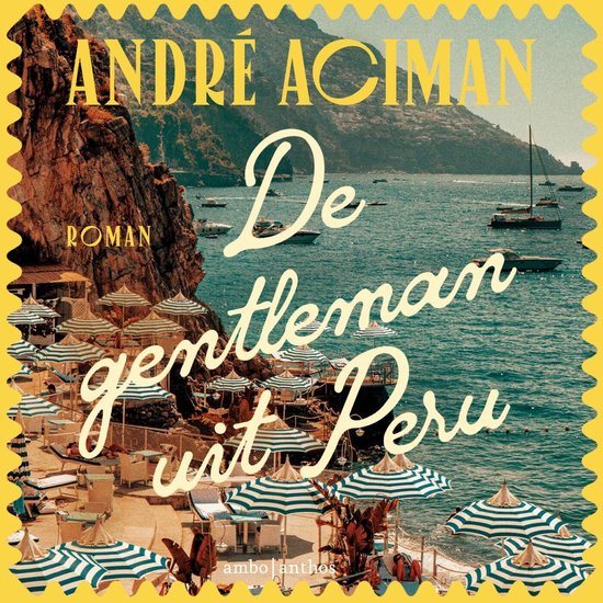Boekomslag 'De gentleman uit Peru' met een zomerse strandscène van ligstoelen onder gestreepte parasols en een rotsachtige kustlijn met boten op zee.