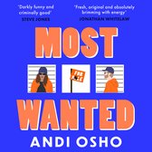 Boekcover met de titel 'MOST WANTED' door Andi Osho, met illustraties van een vrouw en een man in oranje kleding voor een politieachtergrond en een 'Te Koop'-bord.