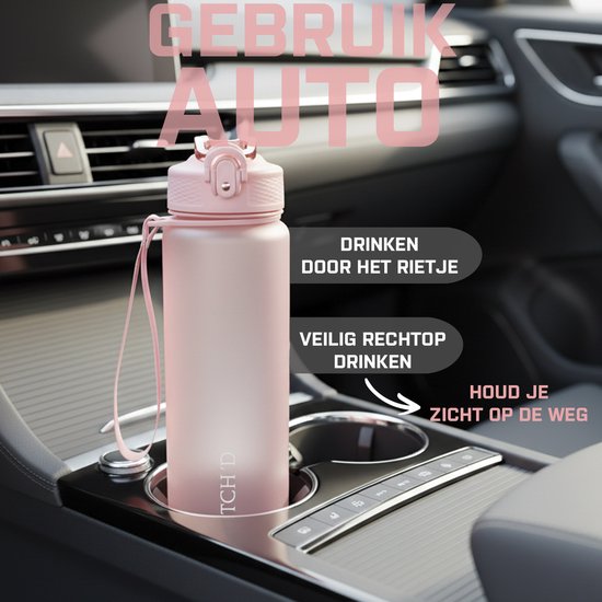 Pastelroze drinkfles met rietje in een auto bekerhouder. "Gebruik auto, drinken door het rietje, veilig rechtop drinken, houd je zicht op de weg."