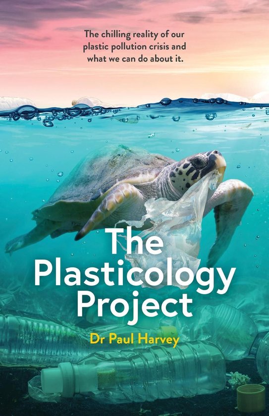 Couverture de livre : Tortue marine nageant parmi des déchets plastiques sous l'eau, titre 'The Plasticology Project'.