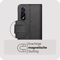 Étui de téléphone noir avec une fermeture magnétique solide et un gros plan du fermoir.