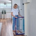 Femme dans un couloir tenant un étendard pliable blanc et bleu.
