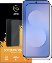 Moby Defend screenprotector op een smartphone met zwarte randen en een gehard glazen overlay.
