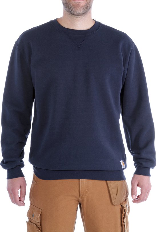 Marineblauwe Carhartt sweatshirt met ronde hals en lange mouwen, gedragen boven een bruine cargbroek.