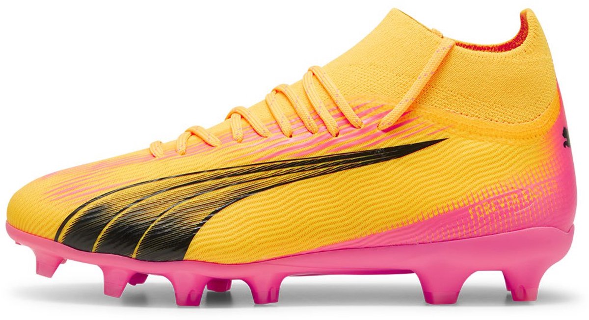Geel Puma Ultra Pro FG/AG voetbalschoenen voor junioren, met een lichtgewicht mesh en GripControl-huid voor stabiliteit.