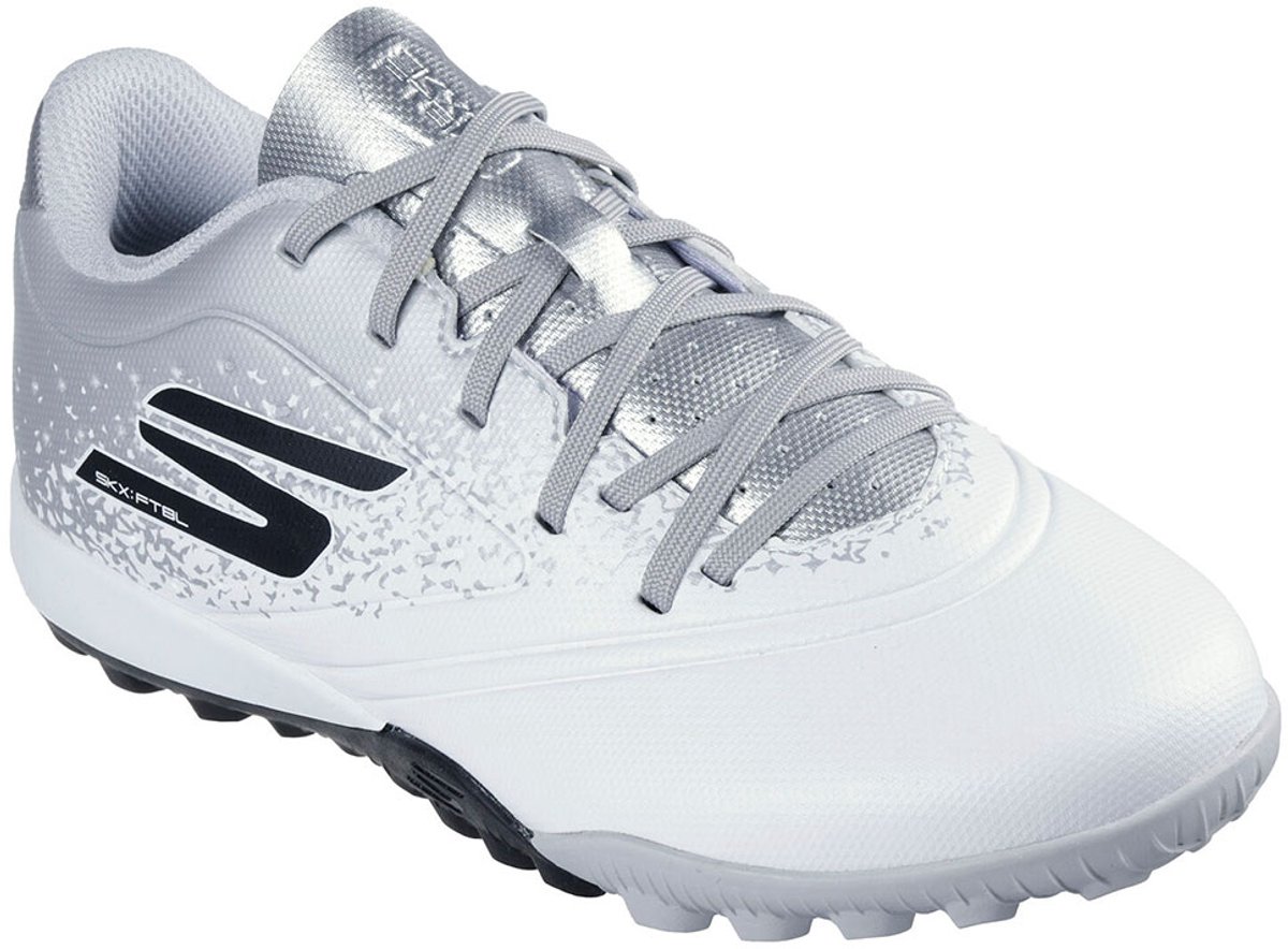 Witte Skechers Razor 1.5 Junior T voetbalschoenen met grijze accenten en een rubberen zool voor kunstgras. EU 36.