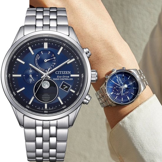 Man draagt een zilverkleurig Citizen Eco-Drive Radio Controlled horloge met blauwe wijzerplaat.