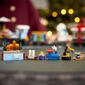 Verschillende LEGO-bouwwerken: een blokkentoren, een blauwe trein, een kleine gele kraan en een helikopter.