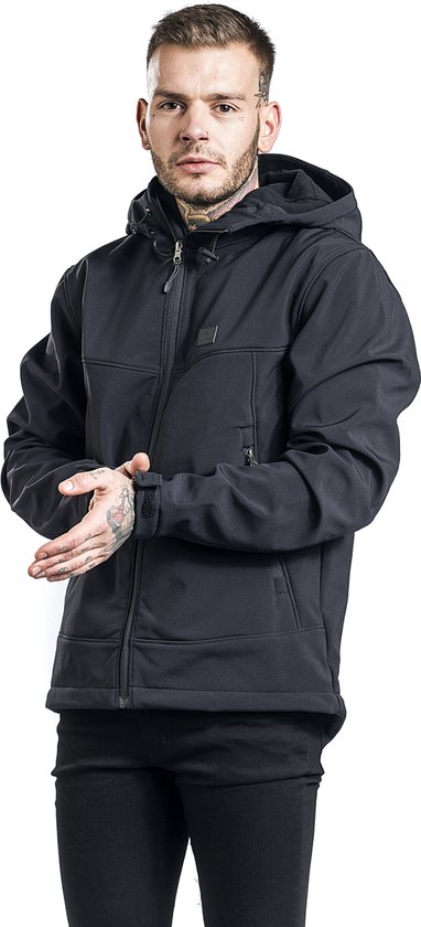 Man met tatoeages in een zwarte softshell jas met capuchon, de jas is open.