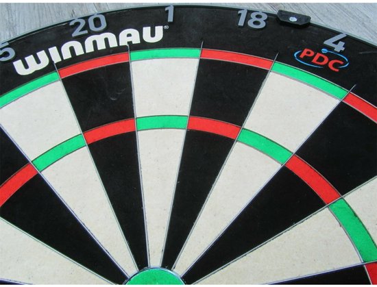 Close-up van een Winmau dartbord met de nummers 20, 1, 18, 4 en het PDC-logo.