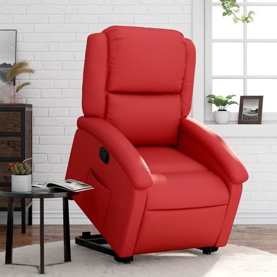 Rode kunstleren sta-op-stoel in een woonkamerinterieur.