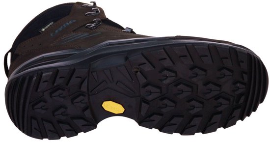 Bruine wandelschoen met zwarte zool en detail, de onderkant is zichtbaar.