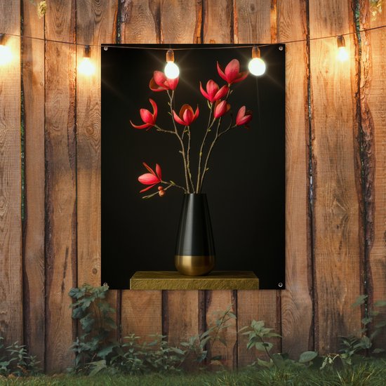 Tuinposter 90x120 cm - Tuindecoratie Rode - Bloemen - Vaas - Poster voor in de tuin - Buiten decoratie - Schutting tuinschilderij - Tuindoek muurdecoratie - Wanddecoratie balkondoek