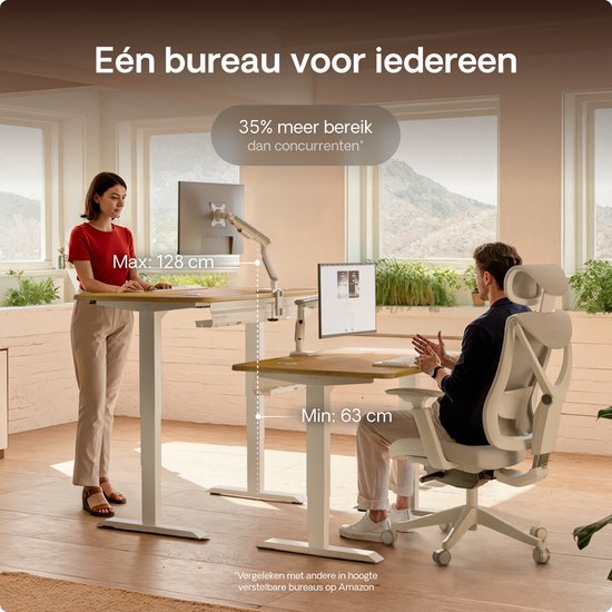 Man en vrouw aan verstelbaar massief eiken bureau in moderne kantoorruimte met grote ramen.