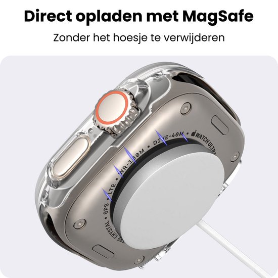 Een Apple Watch in een transparante hoes wordt draadloos opgeladen met MagSafe.
