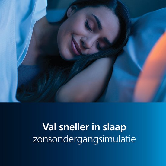 Een vrouw slaapt vredig met haar ogen gesloten, onder een deken, met een warme gloed op de voorgrond.