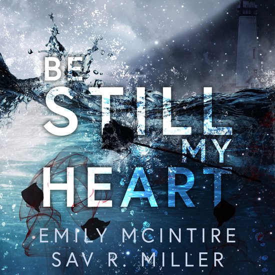 Couverture de livre avec le titre 'BE STILL MY HEART' en grosses lettres, avec un phare et des éclaboussures d'eau.