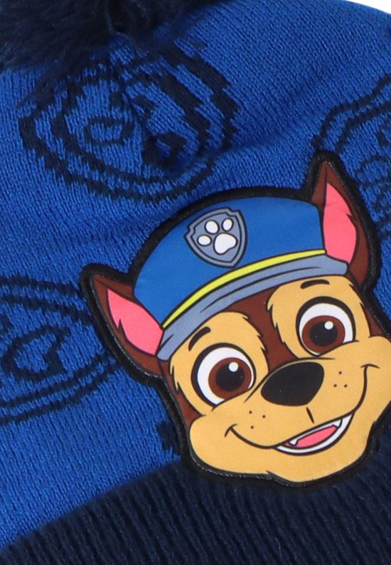 Een blauwe gebreide muts met een patch van het Paw Patrol personage Chase.
