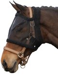 Bruine paard met zwarte vliegenkap met fleece rand en bruin gestreepte riemen.