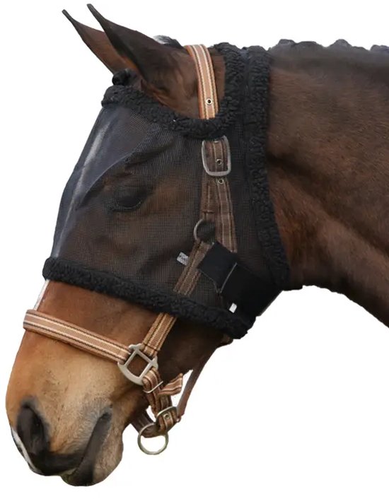 Bruine paard met zwarte vliegenkap met fleece rand en bruin gestreepte riemen.