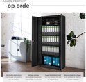 Zwarte archiefkast met open deuren, gevuld met ordners. Naast de kast staat een grijze archiefkast. Inzet toont details over planken en slot.