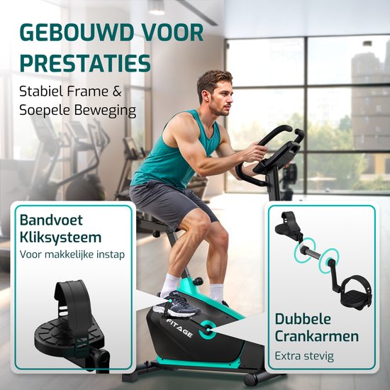 Man op een zwarte en teal FITAGE hometrainer. Inzetstukken tonen een pedaal met kliksysteem en dubbele crankarmen.