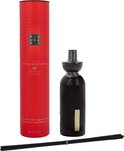 Rode kartonnen verpakking voor 'The Ritual of Ayurveda' geurstokjes, naast een donkere glazen diffuser.