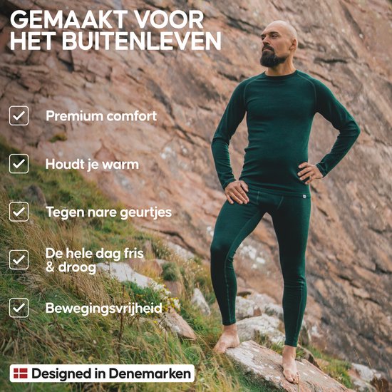 Man staat op rotsen in een groen thermoshirt en broek. Tekst over comfort, warmte, geurcontrole, frisheid, bewegingsvrijheid. 'Designed in Denemarken'.