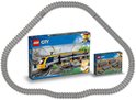 LEGO City trein met gele en grijze wagons en grijze treinrails, met extra losse rails.