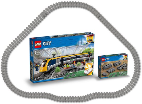 LEGO City trein met gele en grijze wagons en grijze treinrails, met extra losse rails.