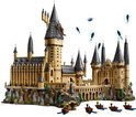 LEGO Harry Potter Zweinstein Kasteel set op een rotsachtig eiland met boten.