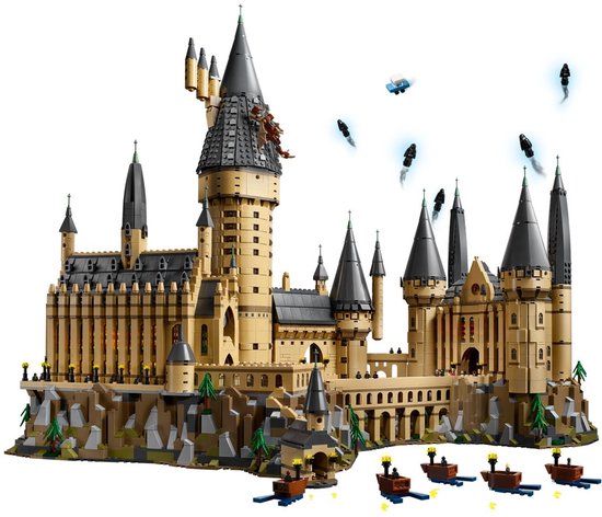 LEGO Harry Potter Zweinstein Kasteel set op een rotsachtig eiland met boten.