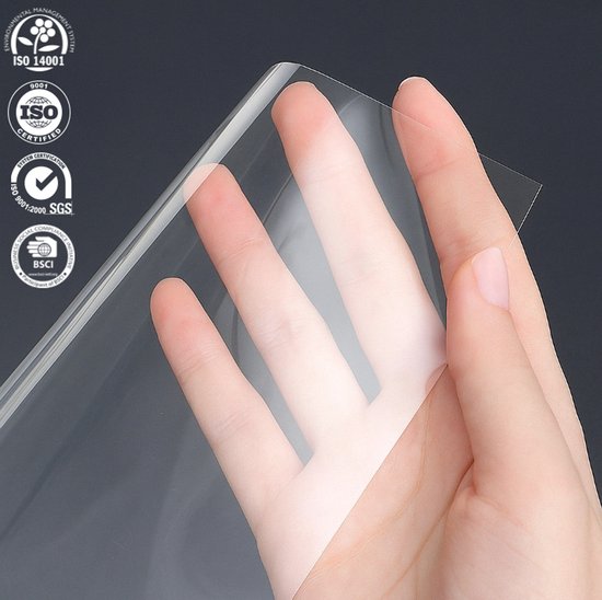 Hand houdt een doorzichtige PVC-folie vast. ISO 9001, ISO 14001 en BSCI certificering.