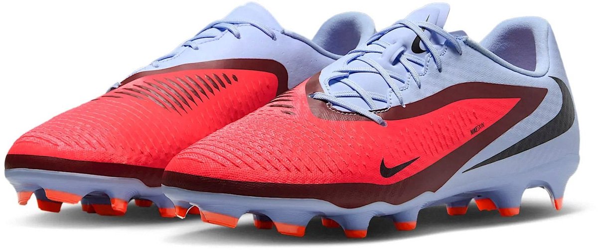 Nike Phantom 6 Low Academy voetbalschoenen voor heren in rood en blauw, met vetersluiting en stretch cover voor optimale b...